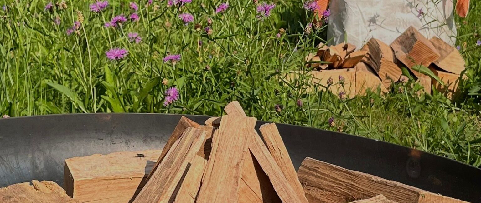 Trockenes Brennholz für Feuerstelle und Kamin